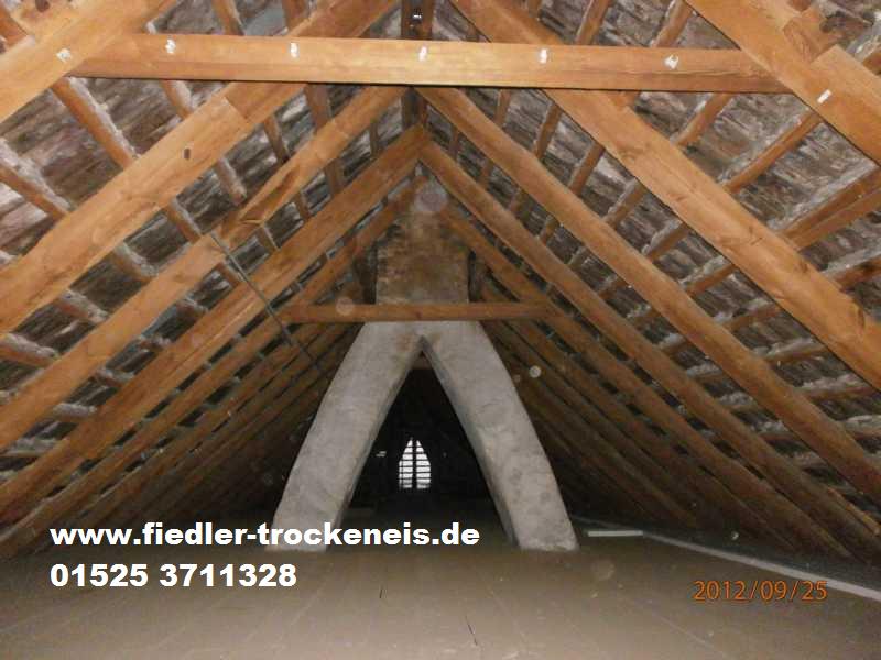 Trockeneisstrahlen historischer Dachstuhl