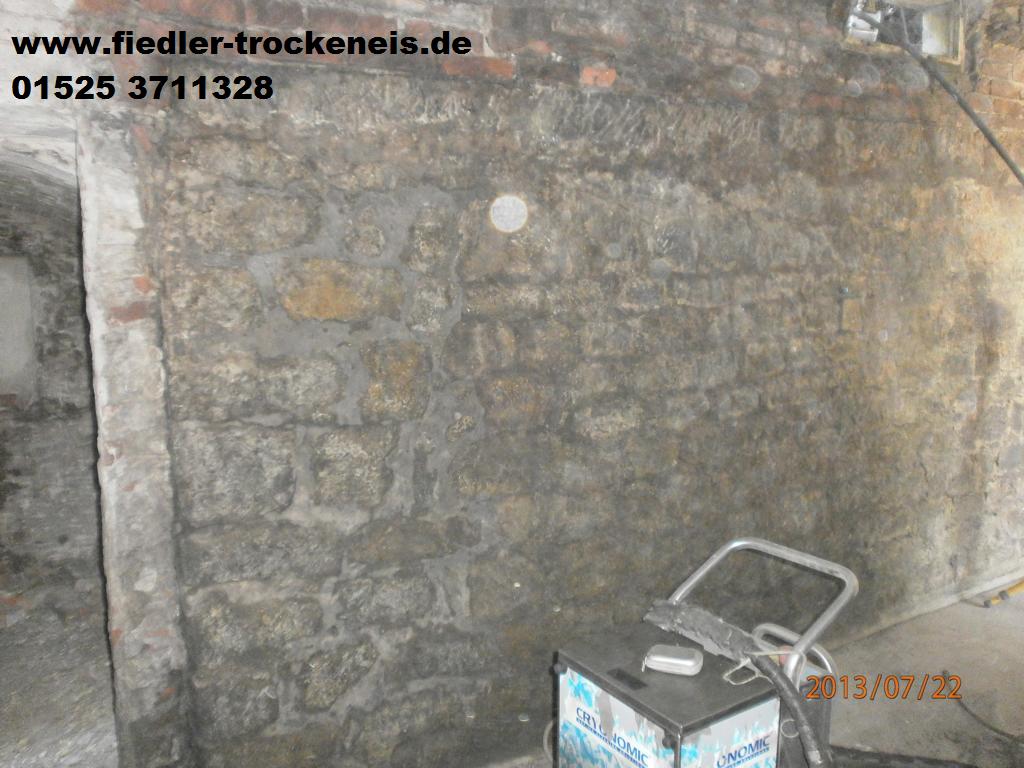 Bitumenentfernung Kellerwand