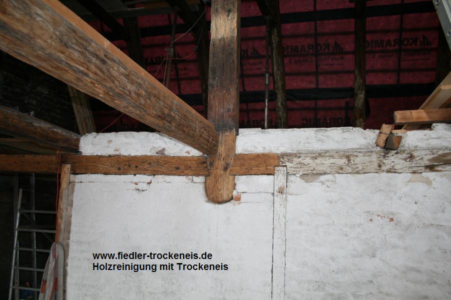 Trockeneisreinigung Holz Dachstuhl