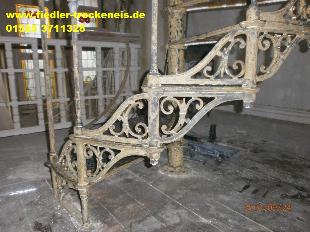 Trockeneisstrahlen Farbe auf Gusseisen