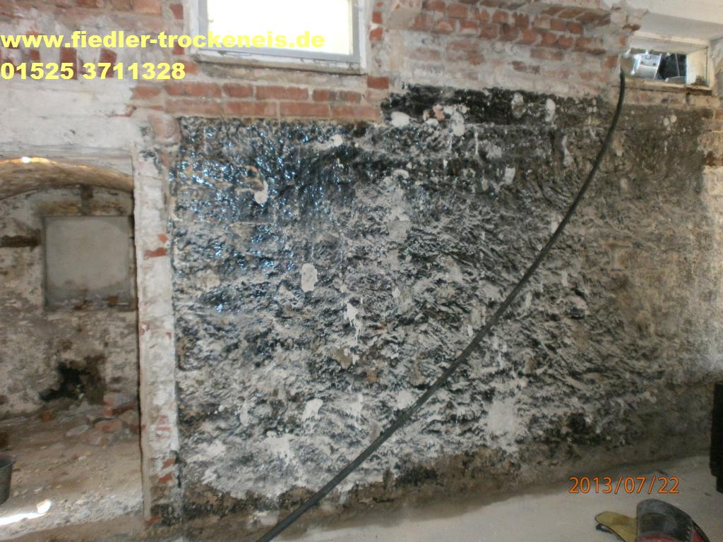 Trockeneisstrahlen Teerentfernung Mauerwerk